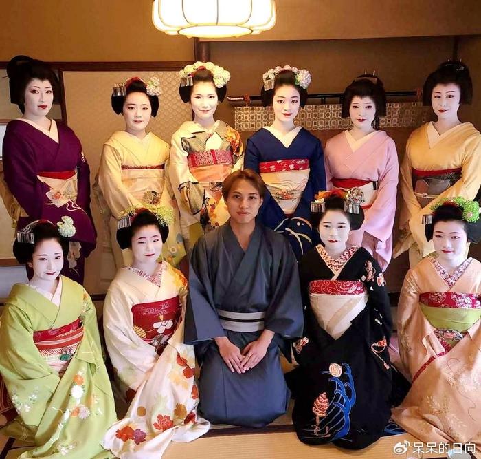 日本羽毛球“一哥”找艺伎作陪惹争议,一人被十位美女环绕笑开颜