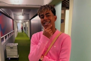 开云-亚马尔身穿粉色衣服阿劳霍调侃：这是我女儿的外套