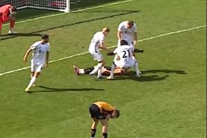 kaiyun-残酷英乙后卫乌龙绝杀，4名对手直接围住前者嘲讽&amp;爆发冲突