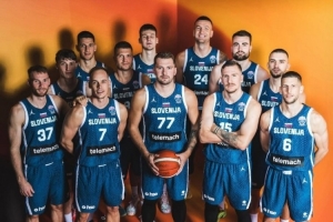 止步八强！东契奇INS晒全队合照：❤️为斯洛文尼亚感到骄傲